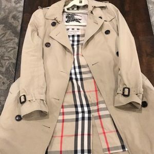 Burberry Short Kensington Trench Coat